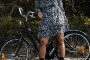 Kvinna med cykel poträtt fotografi Kvinna med cykel poträtt fotografi