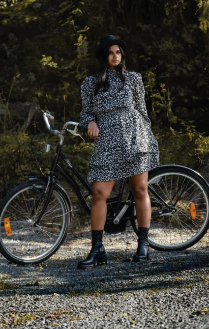 Kvinna med cykel poträtt fotografi Kvinna med cykel poträtt fotografi