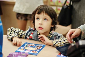 Fotografi barn portfolio Barn tittar upp