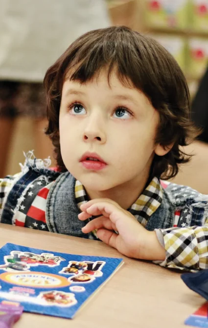 Fotografi barn portfolio Barn tittar upp